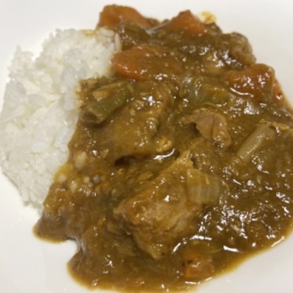 せっかくのなすがとろけて見えなくなってしまいました…が、おいしいカレーで大満足の夕飯でした。ごちそうさまでした。